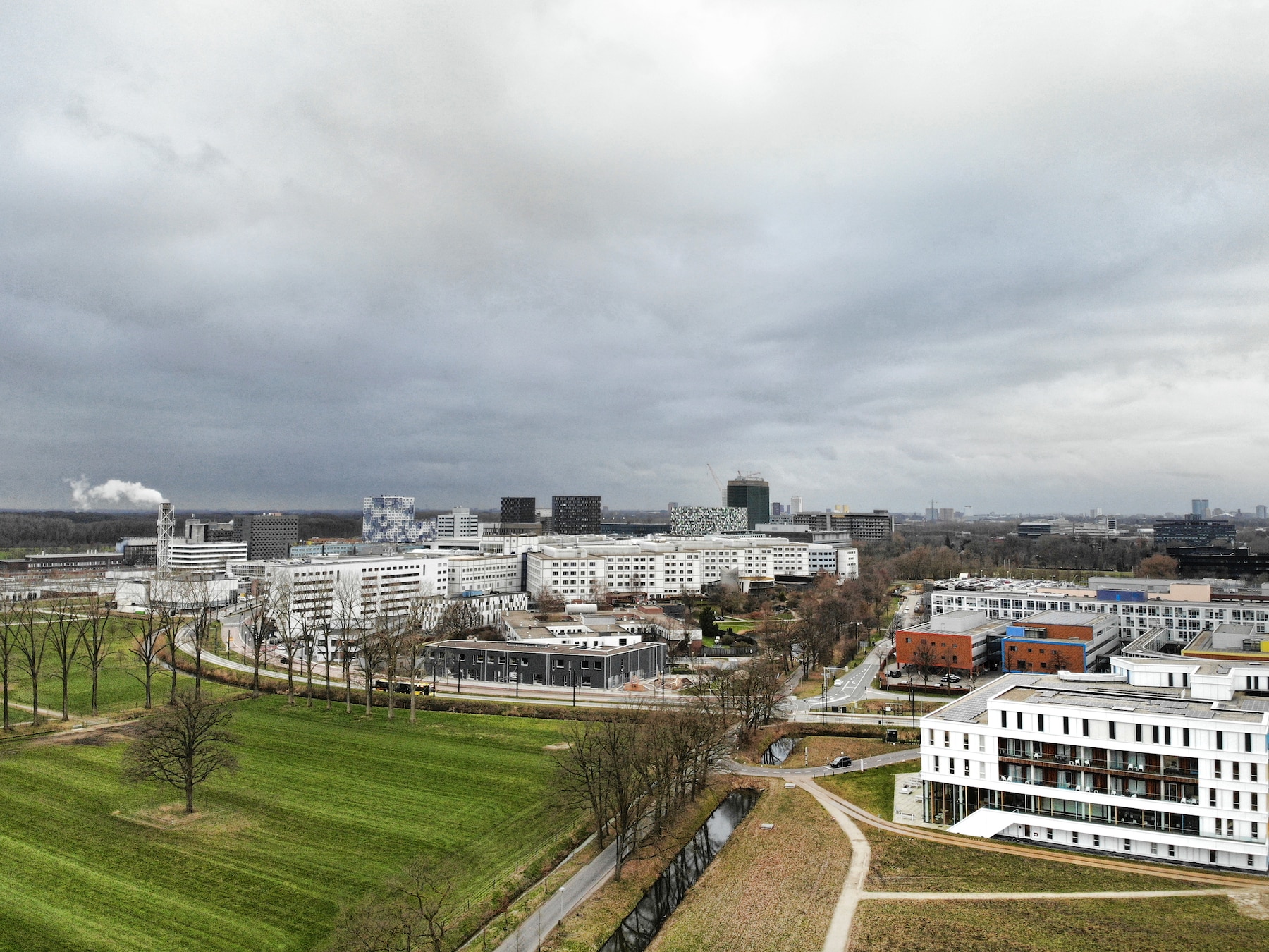 Links in beeld het groene gebied waar het Ronald McDonald Huis en andere partners op het Utrecht Science Park de nieuwbouw voor het verblijfhuis voor ouders van ernstig zieke kinderen het liefst zien komen. De plek is nog niet definitief van de baan.