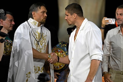 Waar kan ik de bokswedstrijd van Rico Verhoeven tegen Oleksandr Usyk kijken en hoe laat begint het vandaag?