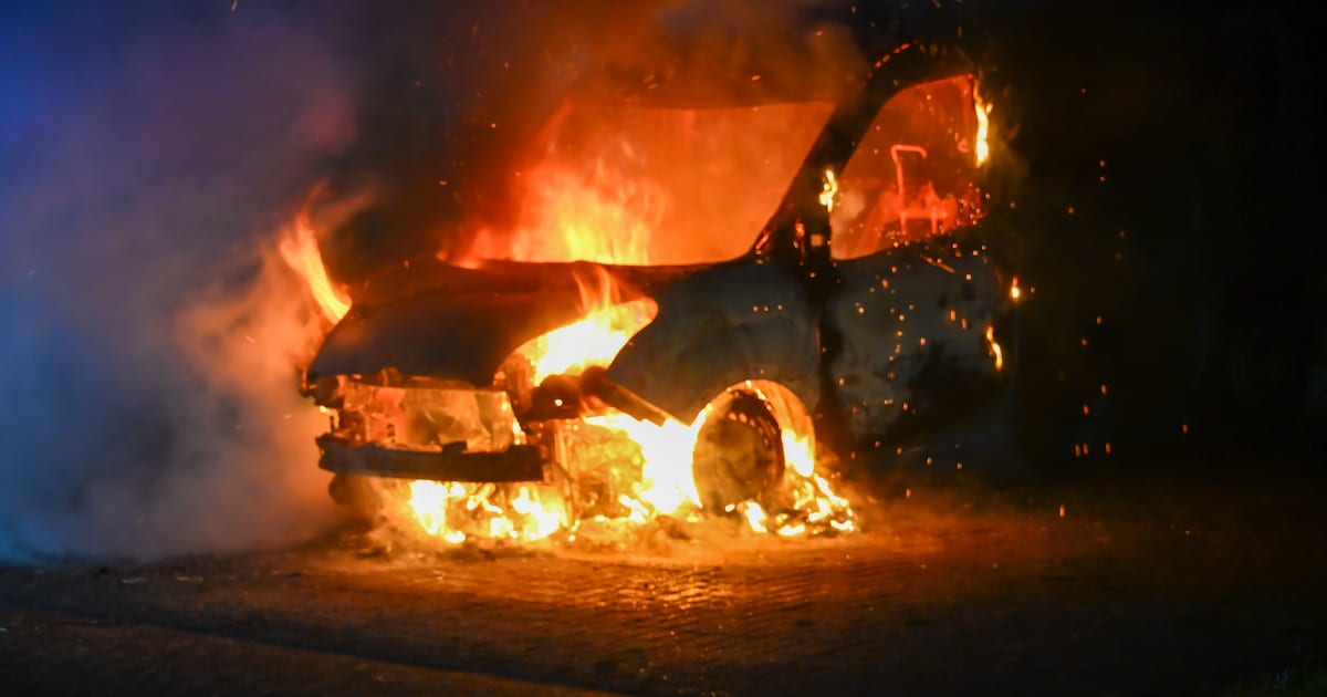 Bestelbus verwoest door felle brand in Franeker