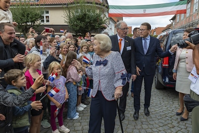 Beatrix duikt met haar zonen op in Duitsland voor Claus, Hitzacker even helemaal in oranjestemming