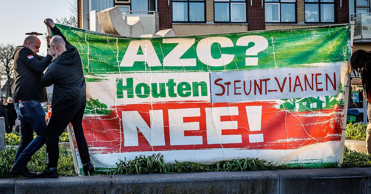 Demonstratie bij installatie gemeenteraad in Meerkerk om azc-plannen