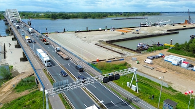 Bouw Merwedebrug gestart: een werkeiland in de rivier, delen worden ‘als Lego’ in elkaar gezet