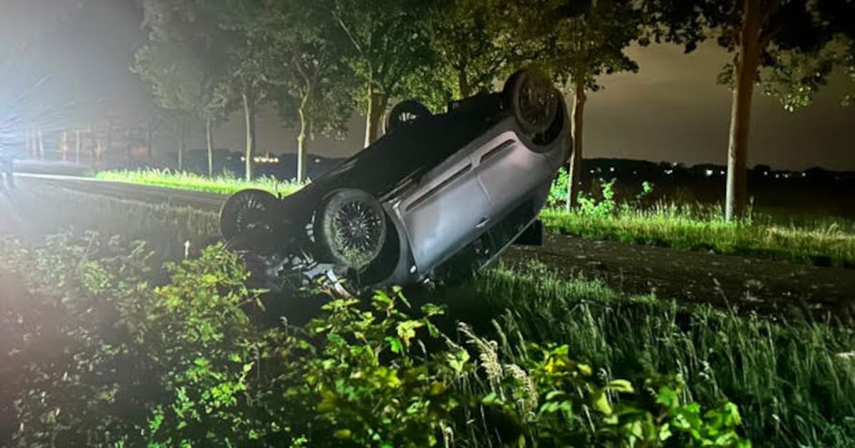Auto slaat over de kop op de N271 bij Arcen