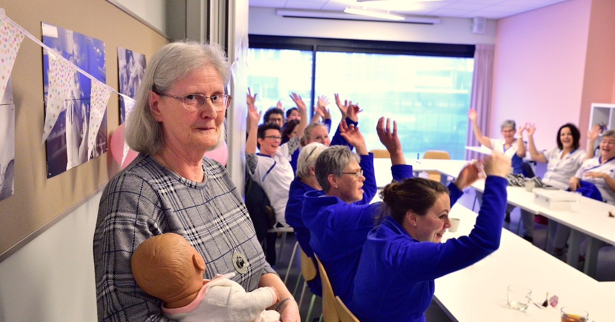 Riet stopt na 48 jaar als kraamverzorgster en hield honderden baby's ...