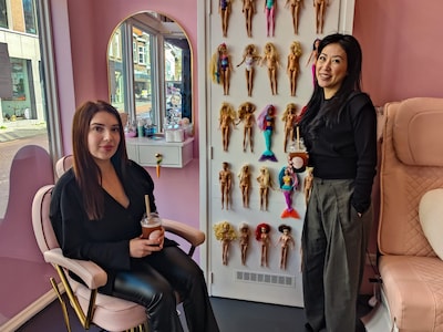 Discozeep en naakte Barbies: in de beautysalon van Silvia in Woerden kijk je je ogen uit