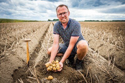 Prijs van aardappelen extreem laag, boer Pieter is al blij met ‘dumptarief’: ‘Natuurlijk schiet ik erbij in’