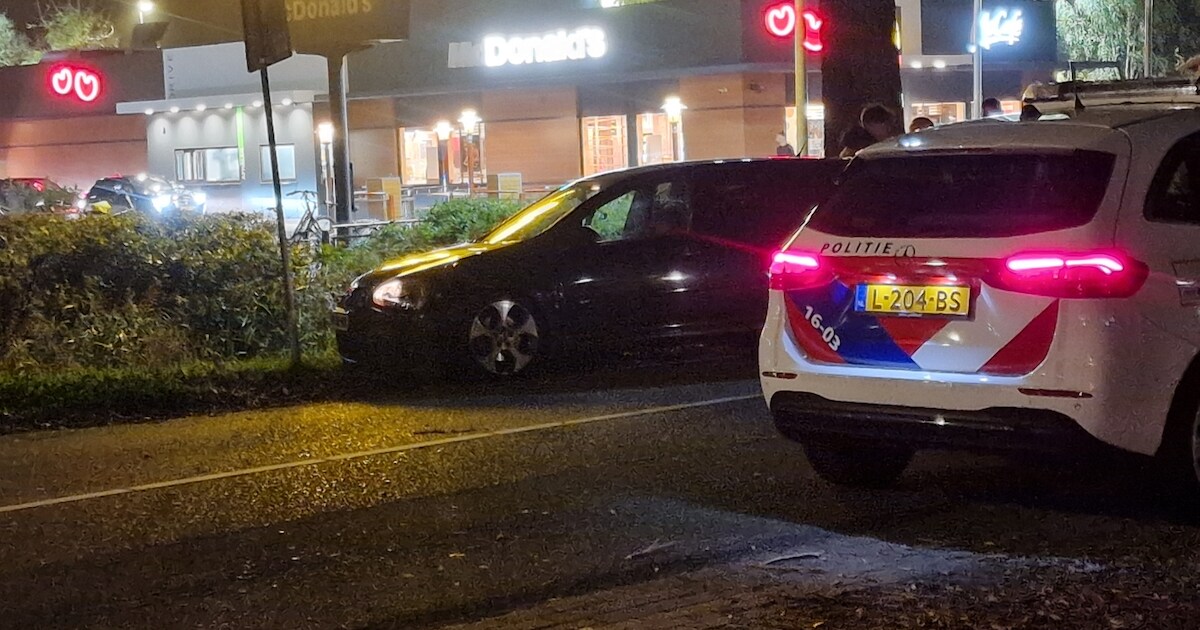 Auto ramt paal na botsing met andere auto bij McDonalds in Goutum