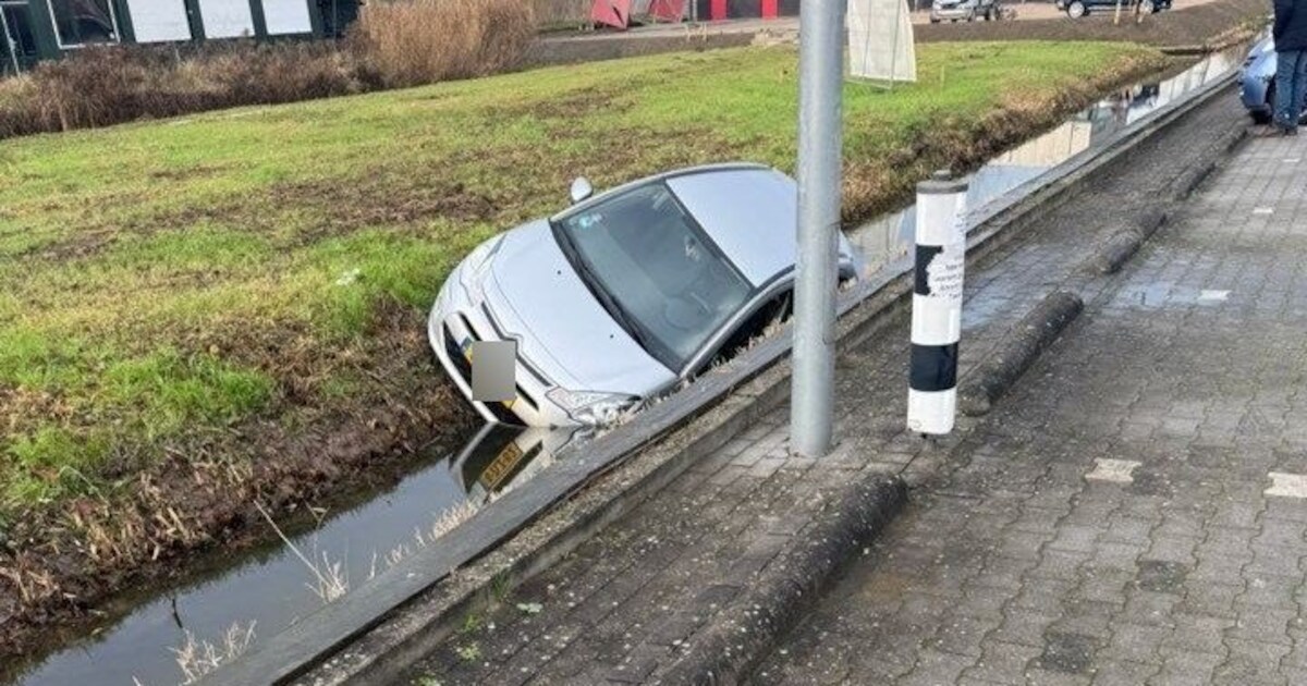 Auto belandt in sloot aan de Planetenlaan in Nieuw-Lekkerland
