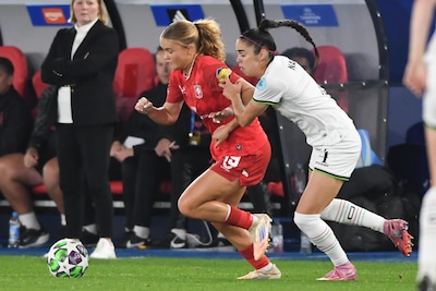 FC Twente Vrouwen ontsnapt aan gelijkmaker in België, trainer wisselt bij start tweede helft