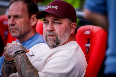 ‘Hij is de baas, maar hoeft niet op de voorgrond te staan’: Theo Janssen maakt indruk als trainer in amateurvoetbal