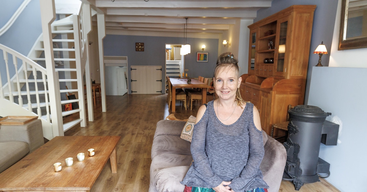 Trappen en trapjes verbinden de ruimtes in dit royale appartement mét groot dakterras