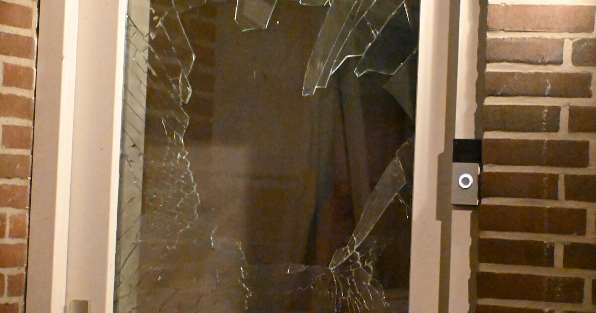 Voordeur en keukenraam gesprongen na explosie bij woning in Alkmaar