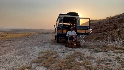 Mark (50) zijn reis naar Iran verandert in nachtmerrie wanneer hij raketten hoort inslaan