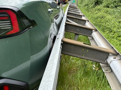 Bestuurder raakt onwel op A58 bij Tilburg en rijdt met de auto tegen vangrail