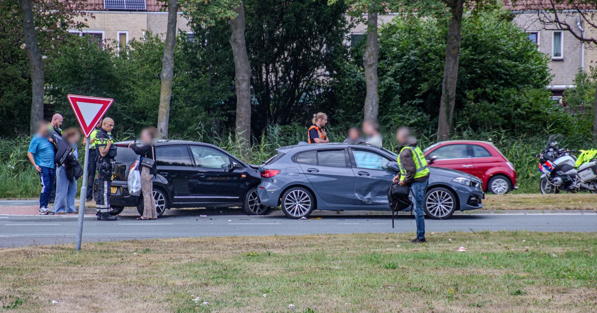 Auto's botsen op kruising in Lelystad