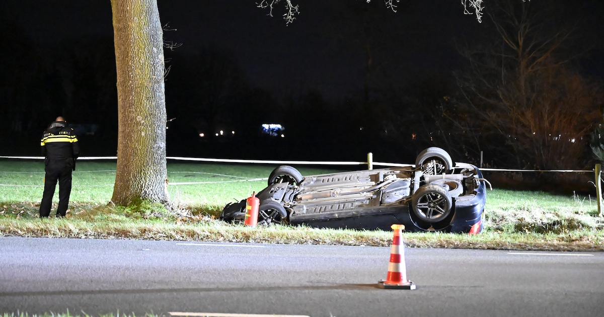 Auto belandt op de kop in sloot bij eenzijdig ongeval in Wierden