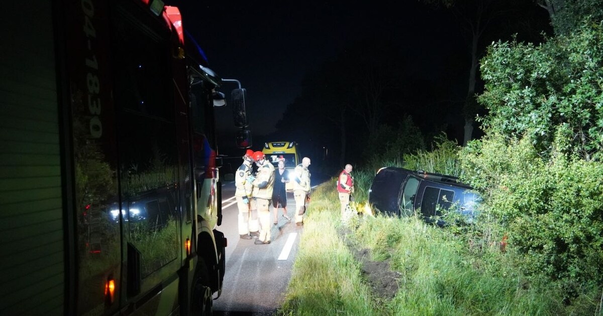 Auto belandt in de berm langs N331 in Zwartsluis