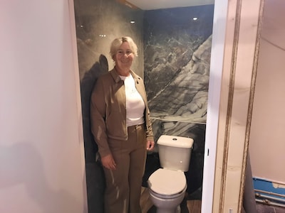 Toiletjuffrouw Renate moest weg bij Hema, maar opent nu haar eigen openbaar toilet