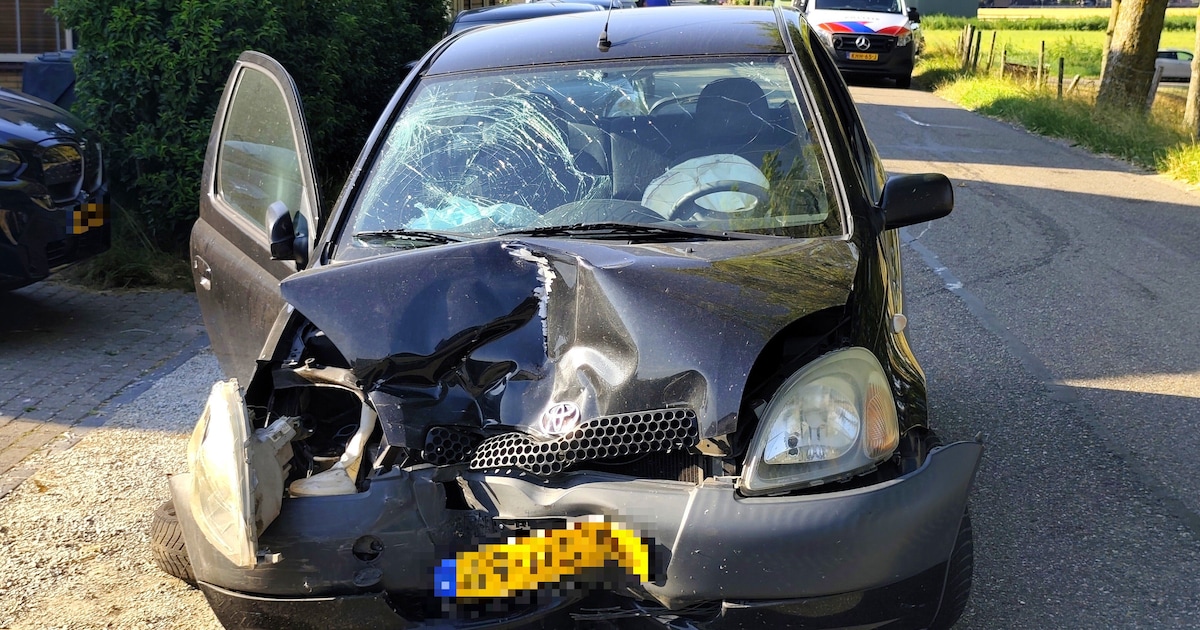 Auto botst op geparkeerde auto aan Schenkeldijk in Zuid-Beijerland