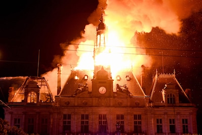 Stadhuis Limoges zwaar beschadigd door aangestoken brand, vuur onder controle