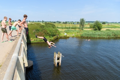 Zwemmen bij een ‘strandje’ langs de rivier lijkt veilig, maar dat is schijn: zo zit het echt volgens