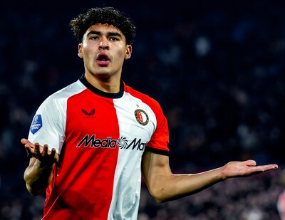 In de voetsporen van Giménez? Mexicaans talent Carillo scoort met fraaie halve omhaal