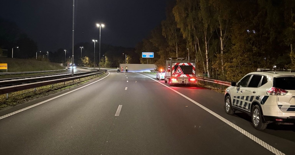 Vrachtwagen gekanteld op A58 bij Roosendaal, snelweg tot 12.00 uur dicht richting Breda