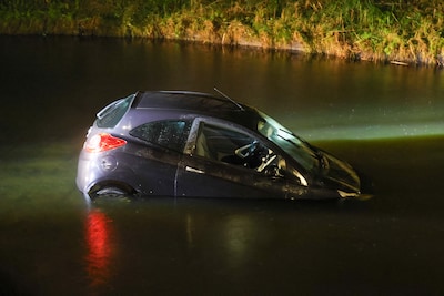 Auto belandt in water in Veenendaal, twee vrouwen blijven ongedeerd