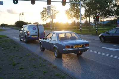 Drie voertuigen botsen op elkaar achter stilstaande oldtimer in Zwolle