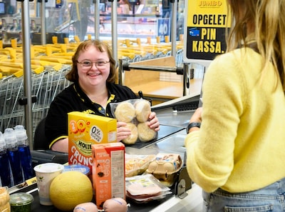 Door dichte brug werkt Fiona (35) ineens bij Jumbo om de hoek: ‘Het leukste? Scannen!’