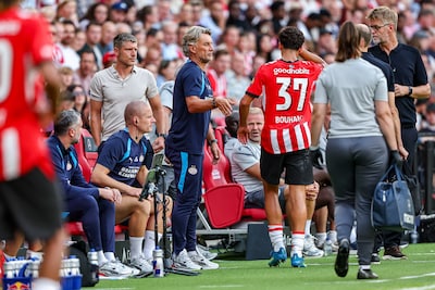 LIVE | Talent Amir Bouhamdi zet PSV op voorsprong tegen FC Eindhoven, maar valt even later uit