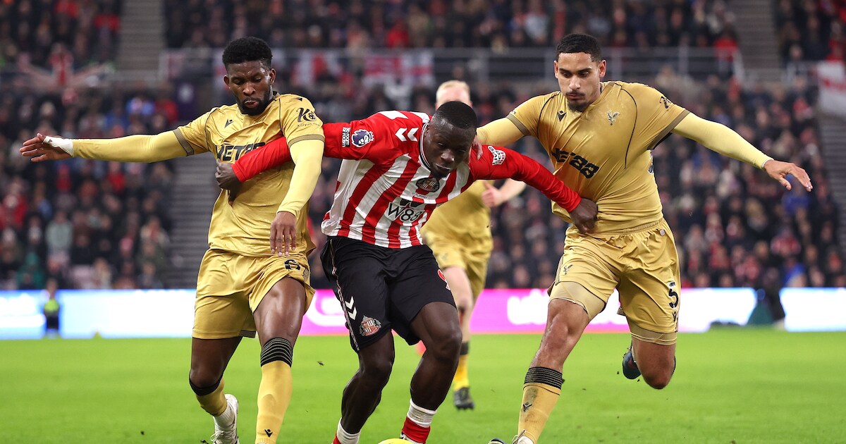 Krachtmens Brian Brobbey is bij Sunderland nu ook op z’n Bergkamps op ...
