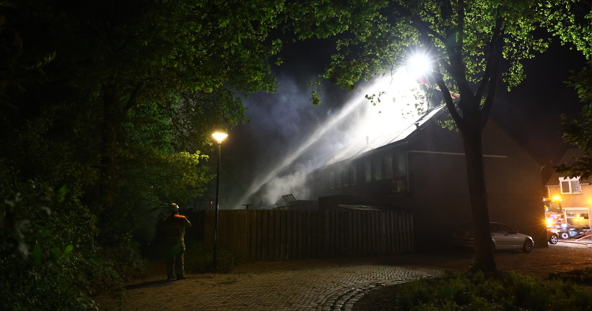 Brandweer blust brand in achtertuin vanuit hoogwerker in Cuijk