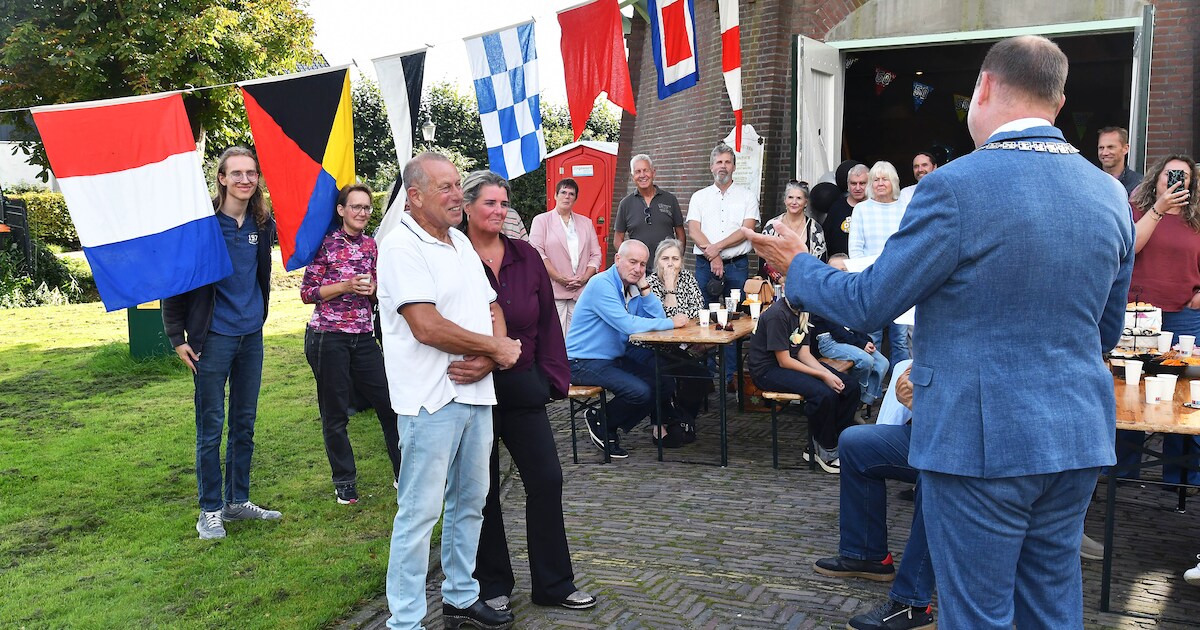 Molenaar Freek Kalf krijgt koninklijke onderscheiding bij 50-jarig jubileum in Wijdenes