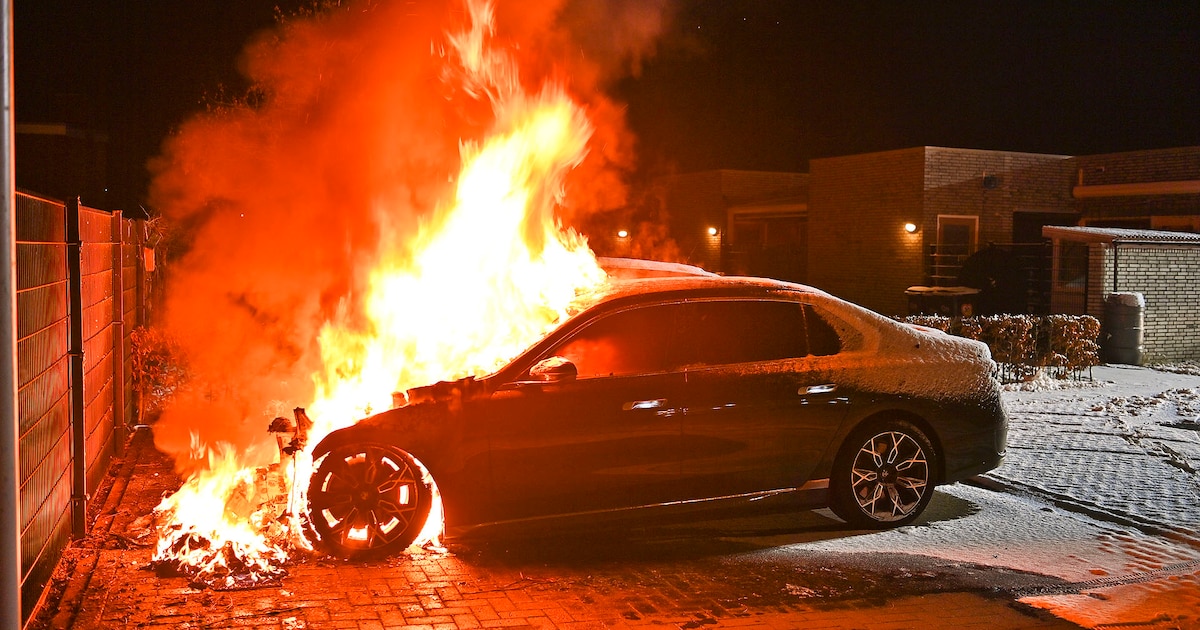 Bewoonster hoort harde knallen en treft brandende taxi aan in Valkenswaard