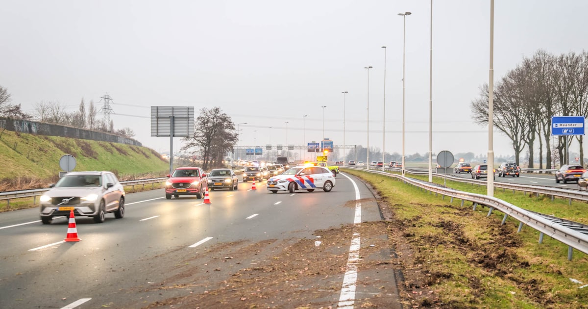 Auto spint en knalt tegen vangrail op A1 bij Amersfoort