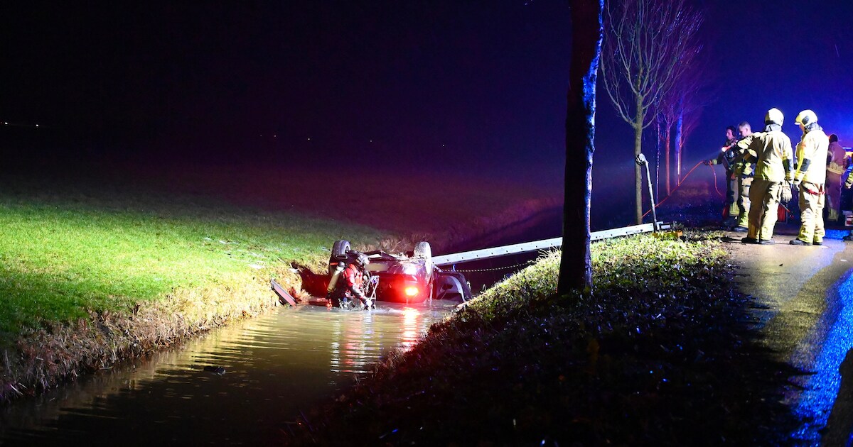 Auto op zijn kop in sloot bij Benschop, slachtoffer naar ziekenhuis