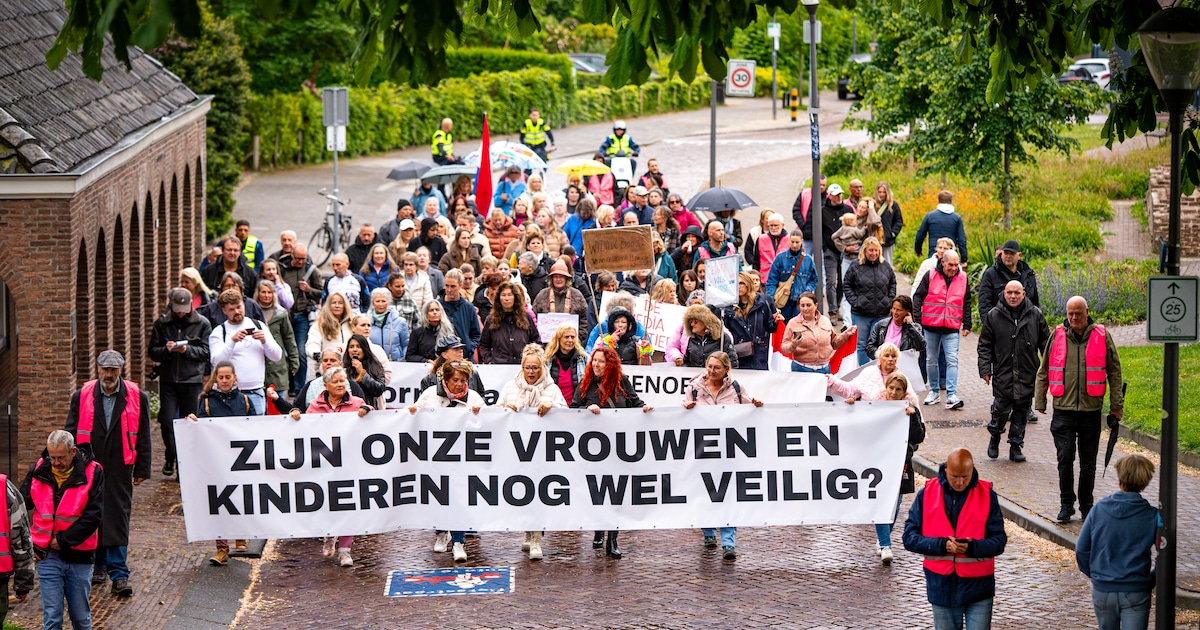 Vrouwen demonstreren tegen azc, mannen in roze hesjes lopen mee als ‘ordedienst’