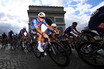LIVE Tour de France | Van der Poel met drie andere wereldtoppers op kop na verschroeiende versnelling Pogacar op Montmartre