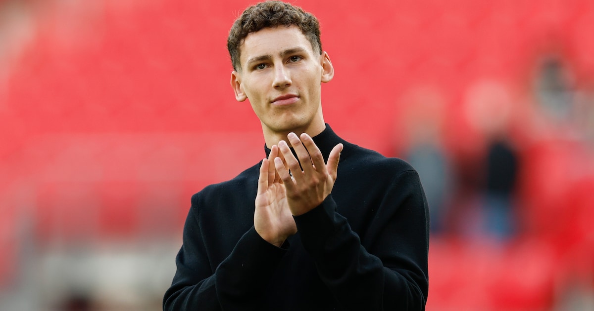 Van Bommel en Pléa trainen na dit seizoen door bij de toptalenten van PSV