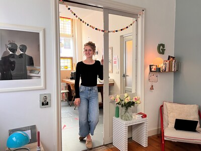 Dordrecht hangt vol posters van kunstenaar Puck: 'Losjes schetsen is zoveel leuker dan perfectionisme'