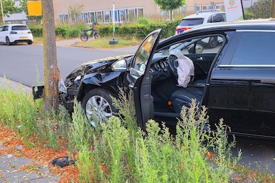Auto botst tegen boom in Veenendaal, bestuurder gewond