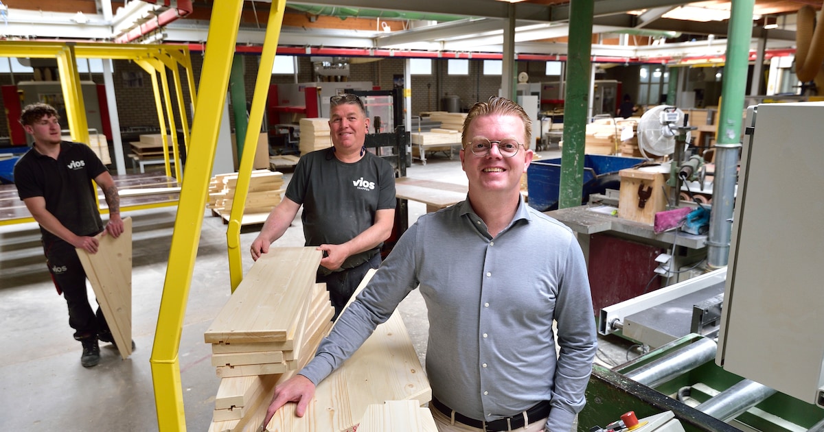 In dit buurtschap zijn geen winkels, maar staat wel de grootste trappenfabriek van Europa