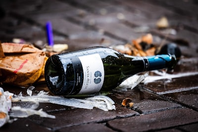 2026-01-01-12-38-52-rotterdam-gemeentewerkers-maken-de-straten-in-rotterdam-weer-schoon-gemeenten-hielden-er-rekening-mee-dat-mensen-meer-vuurwerk-zouden-afsteken-vanwege-het-aanstaande-landelijke-verbod-op-consumentenvuurwerk-jeffrey-groeneweg-anp