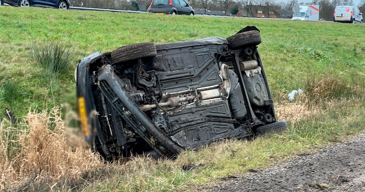 Auto belandt op zijkant in de berm langs A7 bij Midwolde