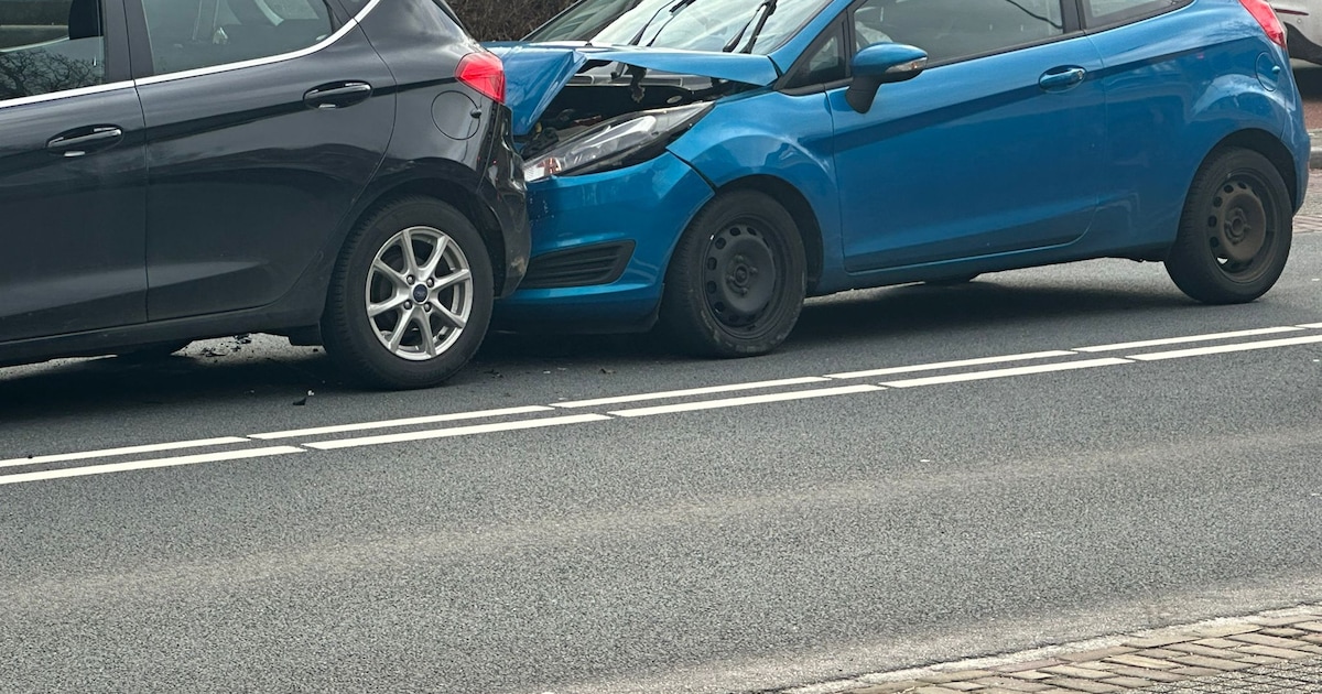 Gewonde bij kop-staartbotsing op Karel Doormanstraat in Brunssum