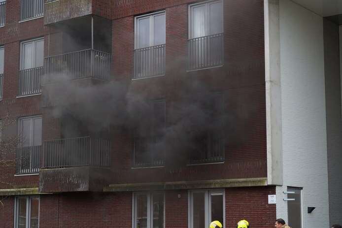 Zwarte rookwolken bij brand in portiekwoning in Nootdorp, bewoner naar ...