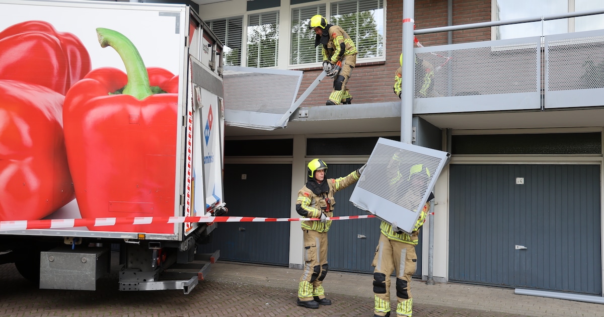 Vrachtwagen ramt flat in Leiderdorp