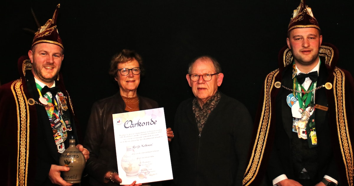 Marga Kolkman ontvangt ‘Kruukske van Verdienste’ van De Zandbieters