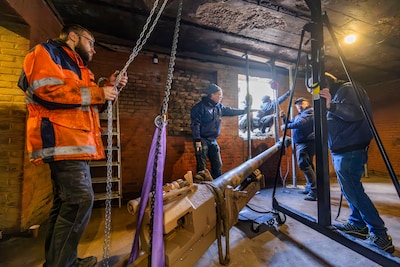 Historisch kanon op zijn plek in Haagse bunker, mét wapenvergunning: ‘Nu even je oren dichtdoen’